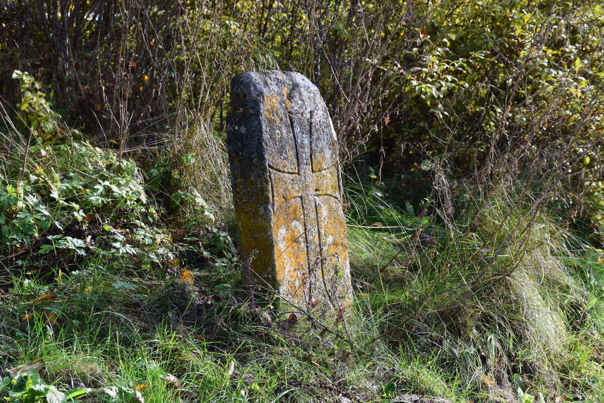 Stein, Flachrelief: Kreuz
