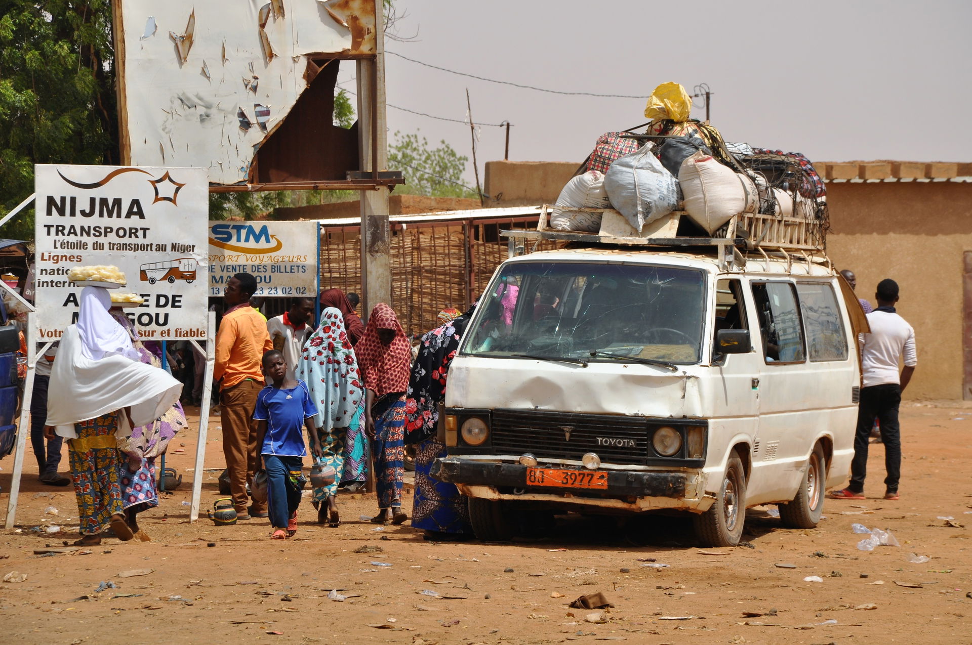 A street scene with minibus in the Koudou Gandé (= Margou Benné…