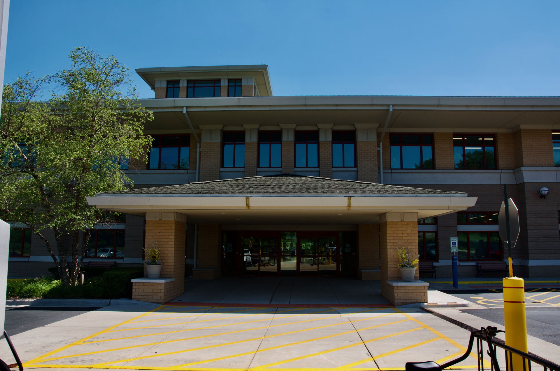 Entrance of Fremont Public Library in Mundelein, Illinois