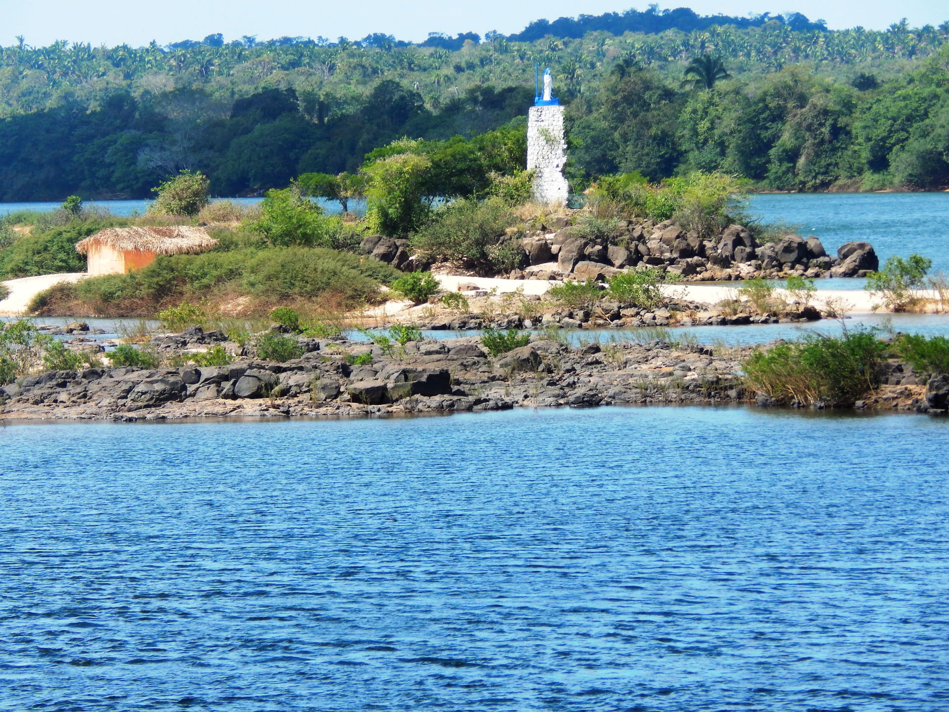 Ilha rochosa localizada no rio Tocantins, entre os municípios d…
