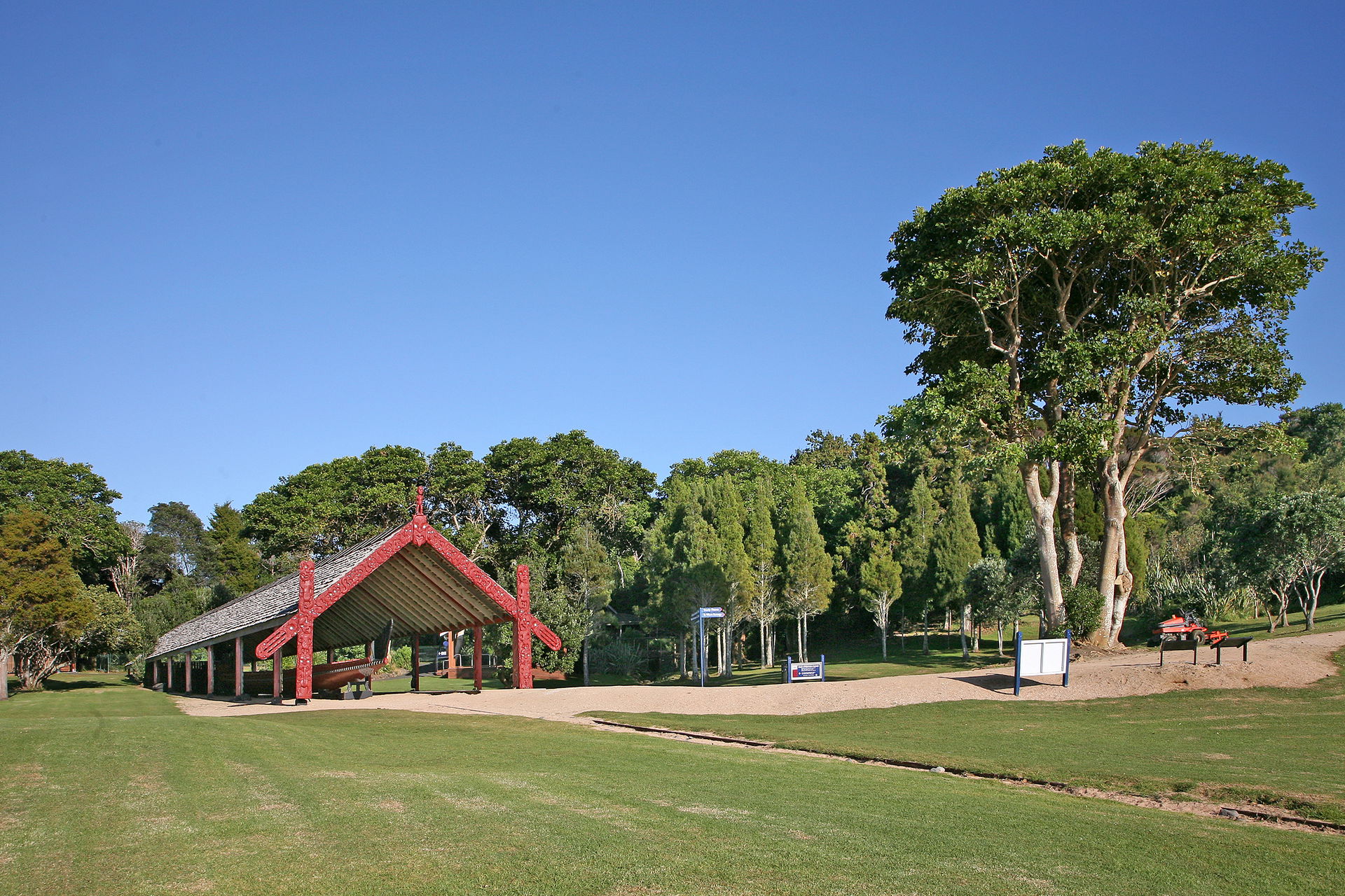 Waitangi Treaty Grounds mit Bootshaus. Grundstück bei Waitangi …
