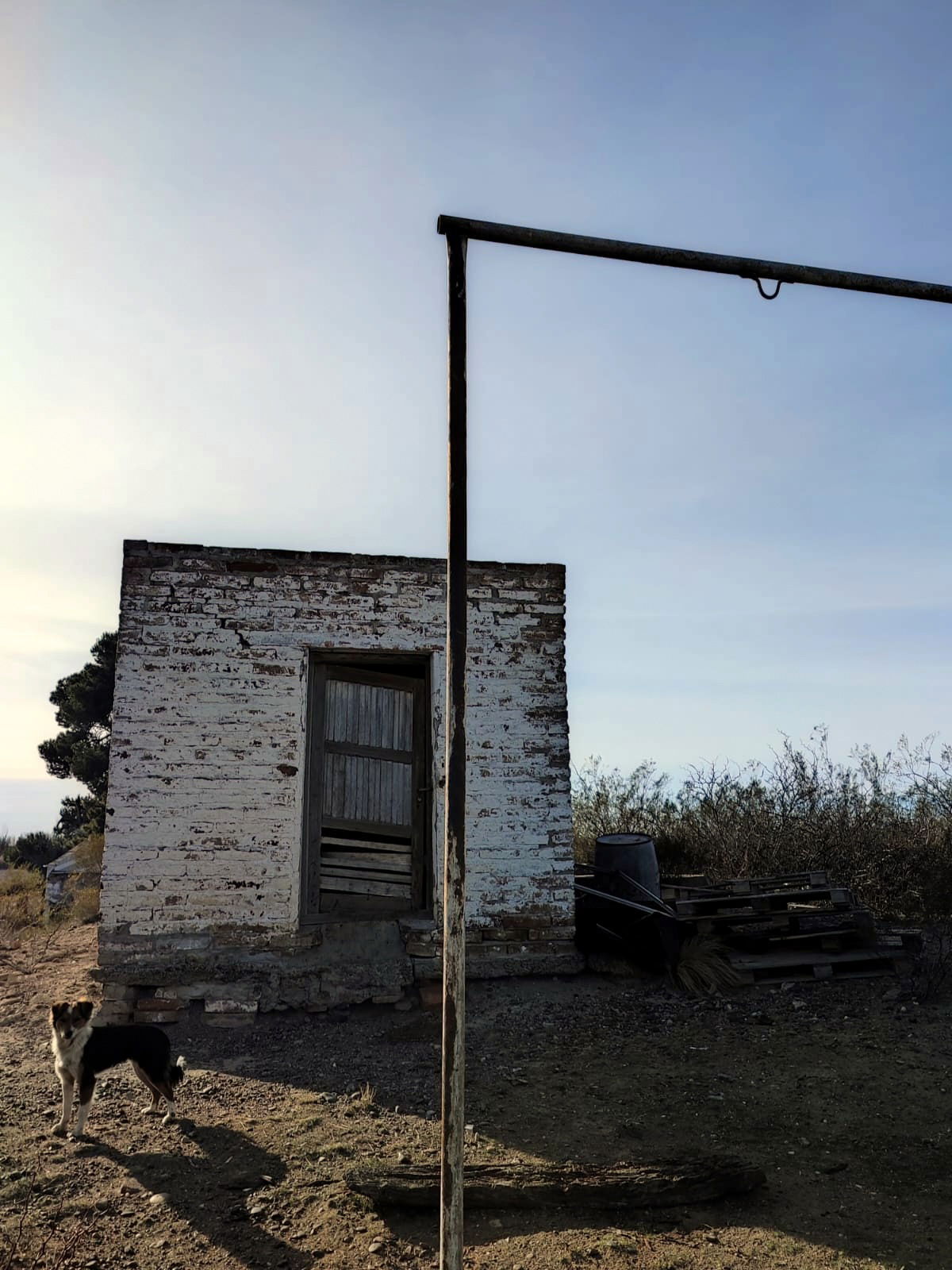Deposito de bomba con su equipamiento casi intacto