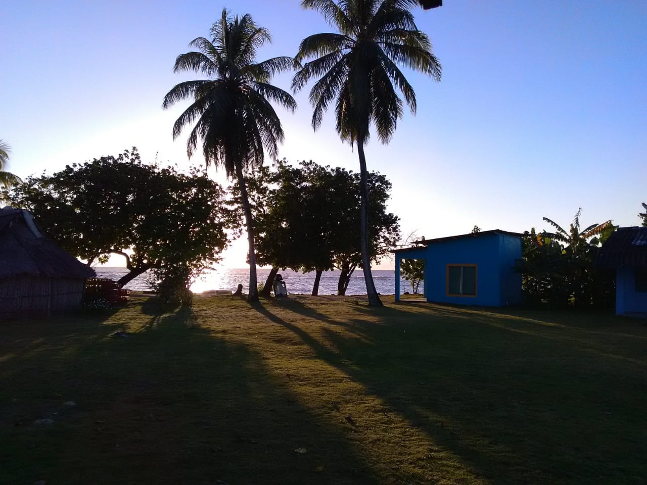 Fotografía de un atardecer de invierno en una de las orillas de…