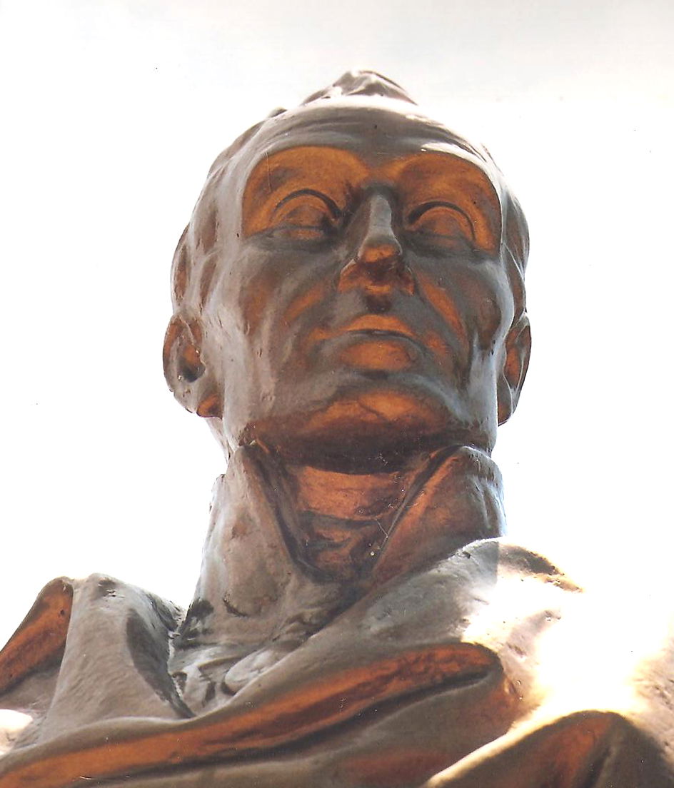 detalle contrapicado / close-up del busto del Libertador Simón …