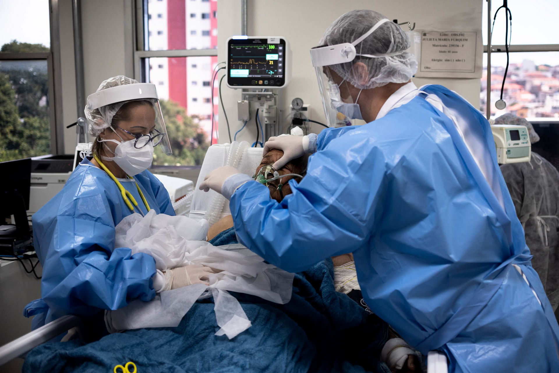 A team of doctors, nurses and physiotherapists care for critica…
