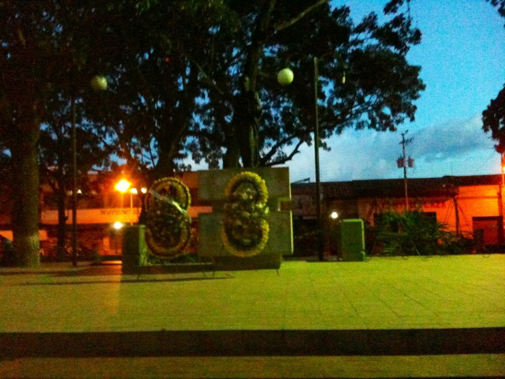 Plaza Bolivar, Valle de La Pascua- al anochecer
