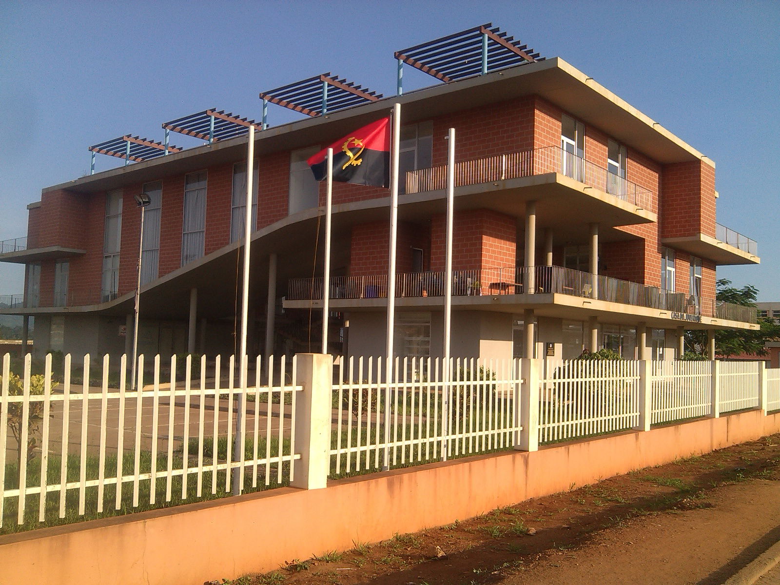 Foto da casa da Juventude na cidade de N'dalatando, fotografado…