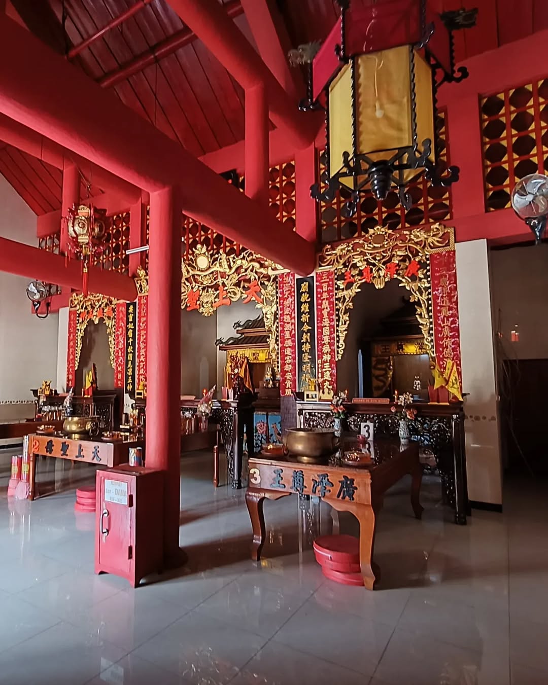 Altar Persembahyangan di Kelenteng Pao Sian Lin Kong Desa Pabia…