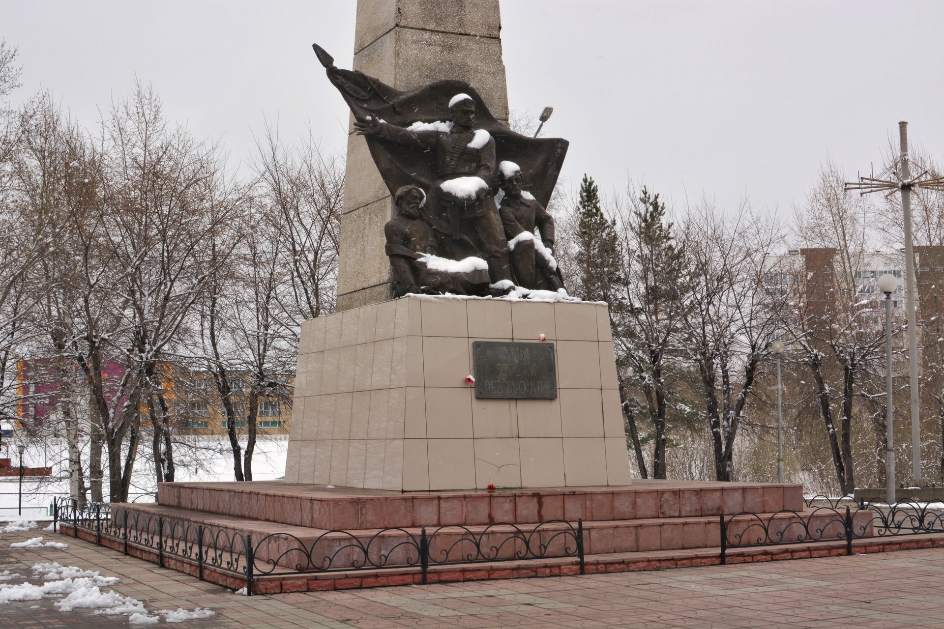 Памятник и захоронение погибших за установление советской власт…