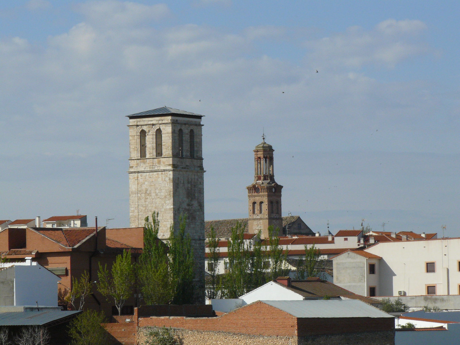 Torres de la Iglesia desaparecida de San Martín (izquierda) y d…
