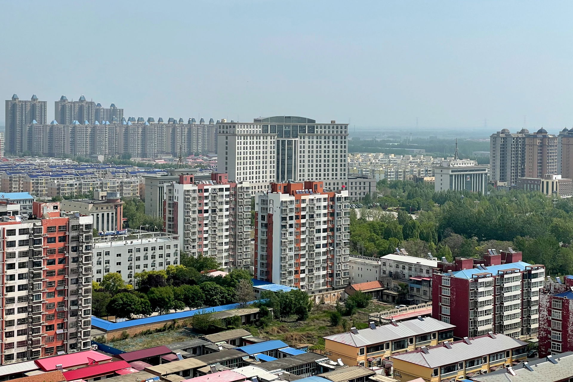 ​顺泰家园（观景台）3号楼顶楼向东北方向眺望，中间那栋比较显眼的是市政府大楼
