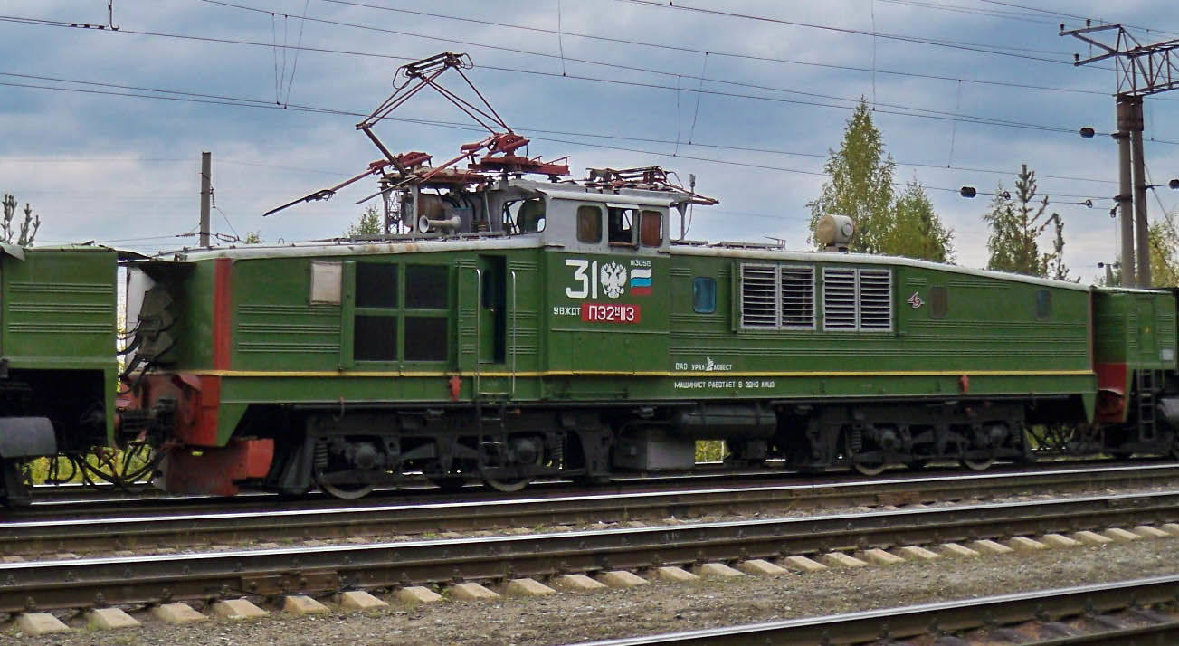 Тяговый агрегат ПЭ2М-113, электровоз крупным планом, станция Ас…