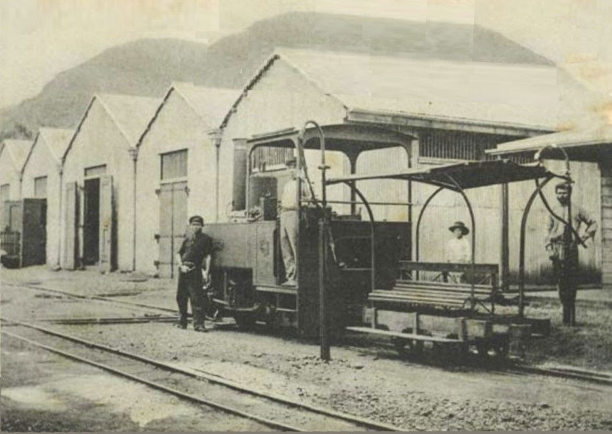 Une locomotive devantles ateliers de Kouaoua