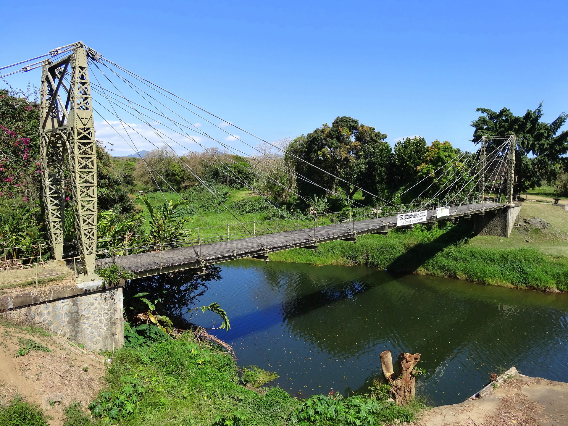 La Passerelle Marguerite in w:La Foa, New Caledonia.