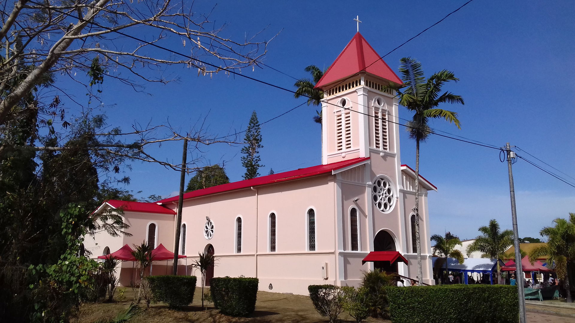 Eglise de La Foa, un dimanche après la messe