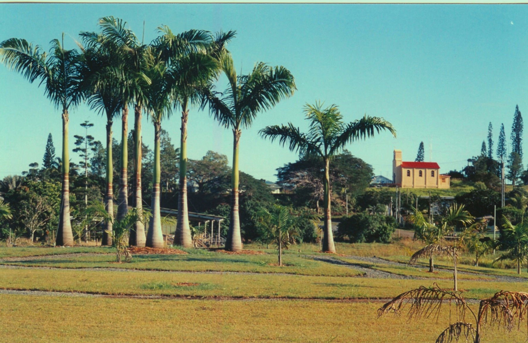 Le jardin de l'Avenir et la chapelle de Moindou.