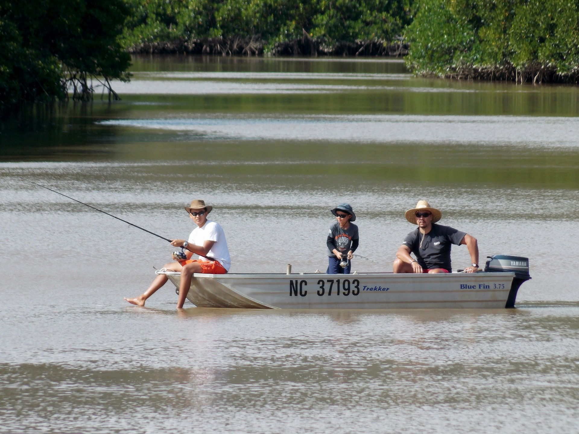 Pêche de loisir en mangrove à Touho, Nouvelle-Calédonie, 2015.