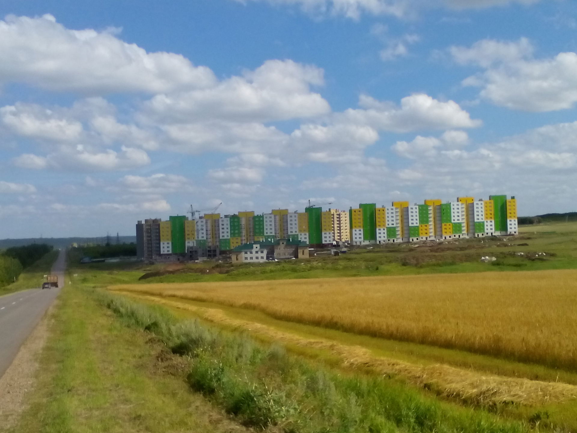 Квартал с новостройками на окраине города Туймазы в Башкортоста…