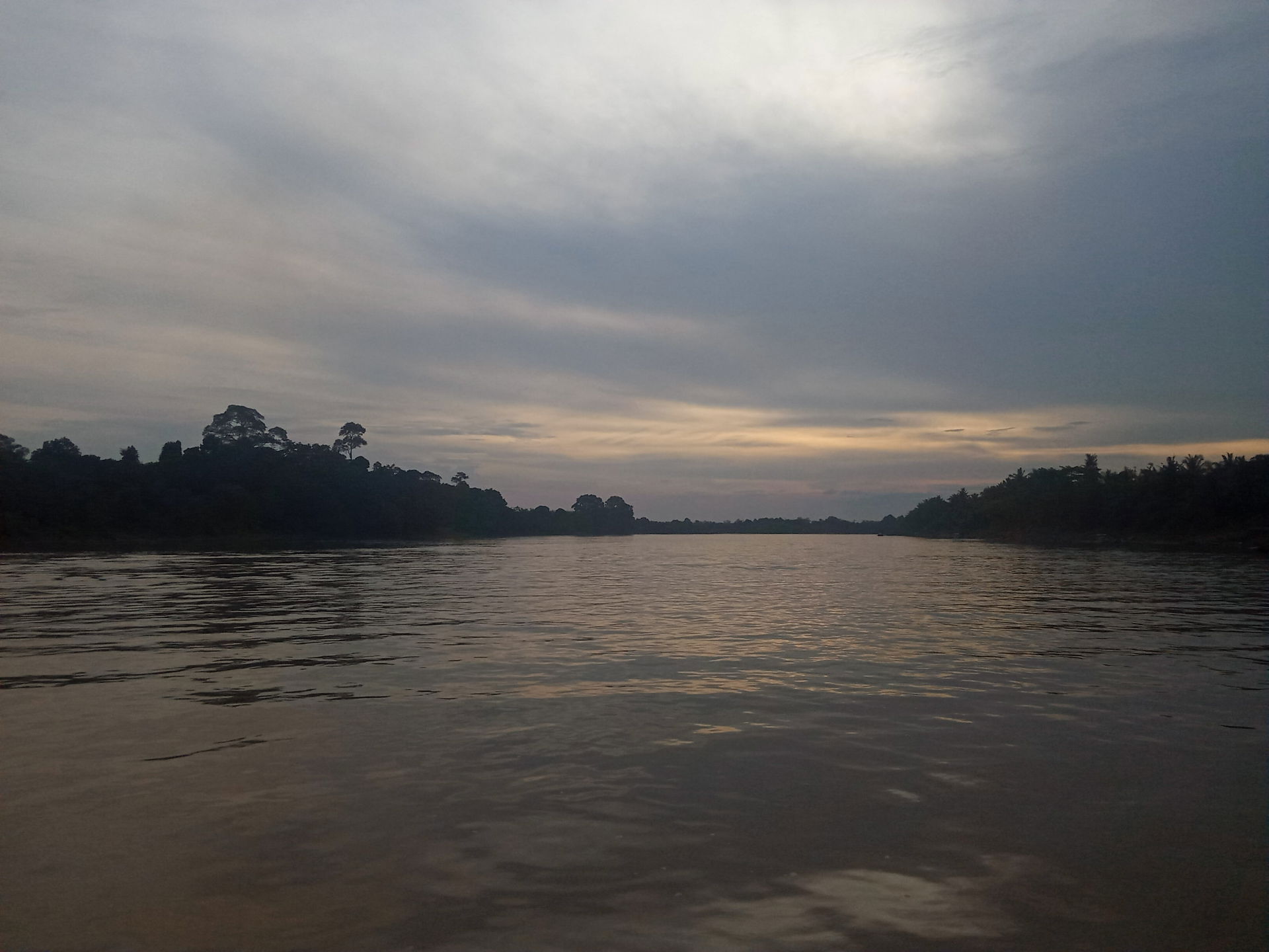 Sungai Batang Hari (Batanghari) di Desa Peninjauan, Kecamatan M…