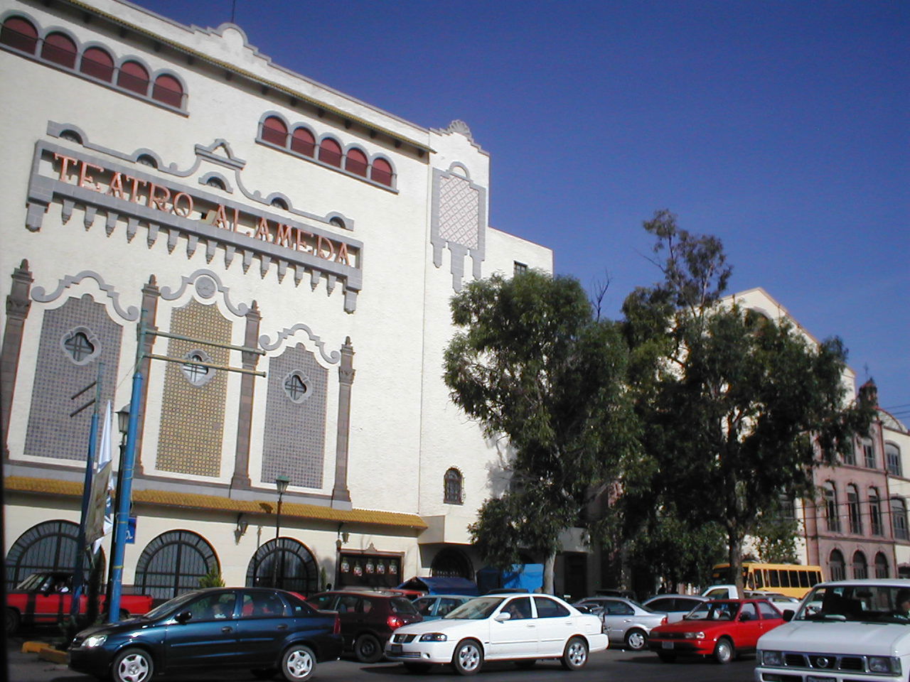 Teatro Alameda en San Luis Potosí ca. 2008 con autos pasando