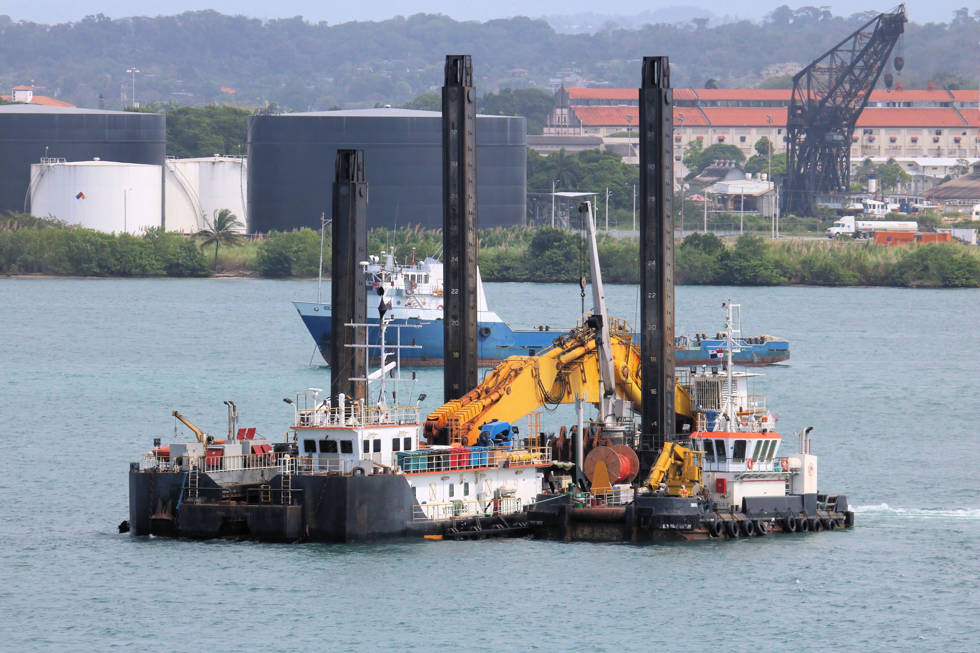 Dredge and accompanying tug in Colon Panama in 2016.
