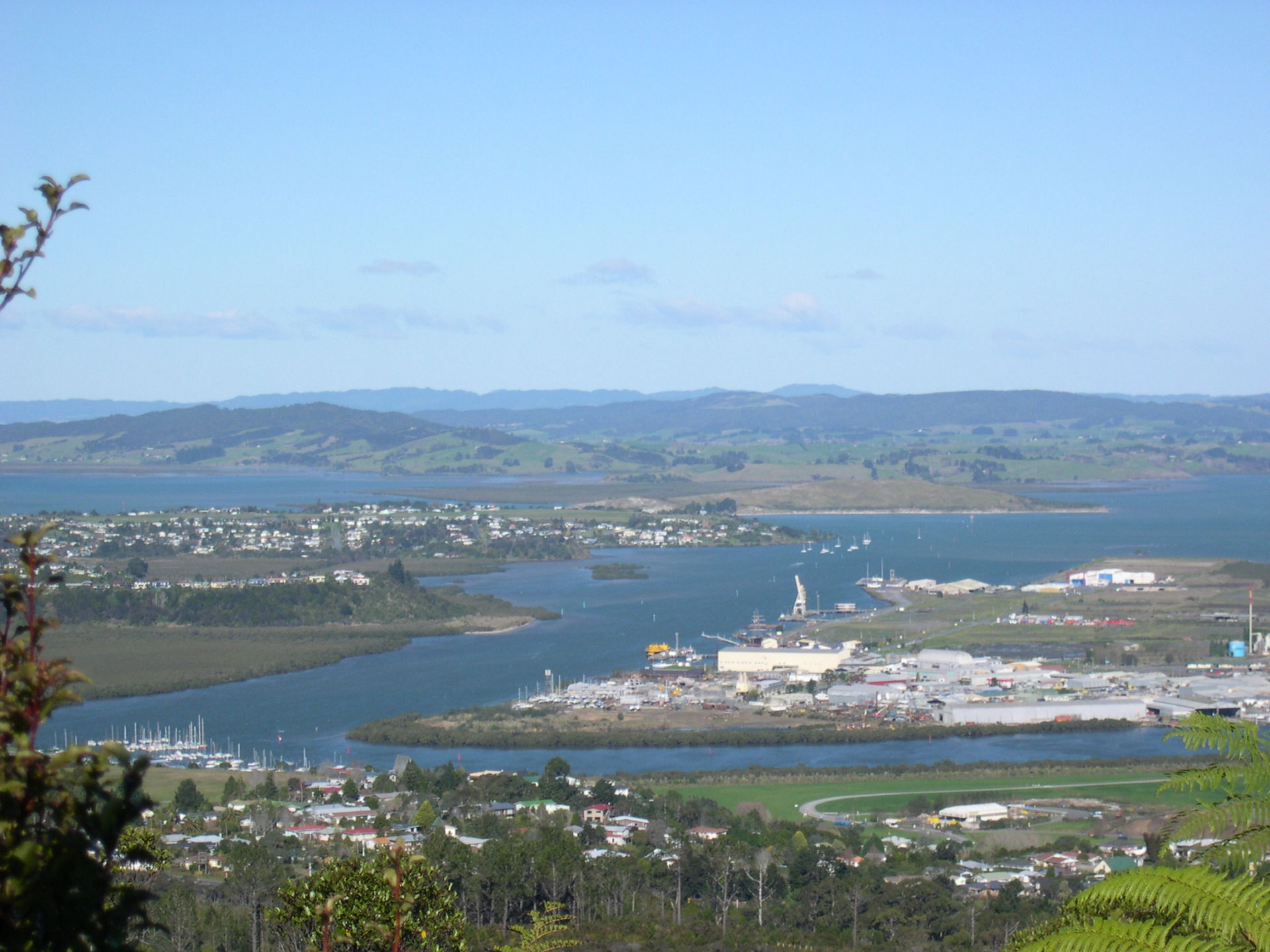 The city of Whangarei, showing the view from Mount Parahaki / P…