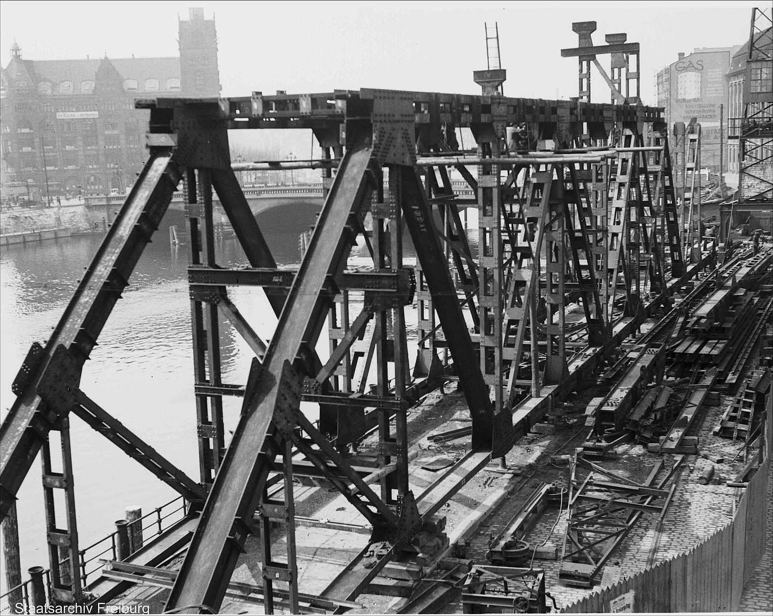 Berlin, Bau der Jannowitz-Brücke - Behelfsstahlbrücke