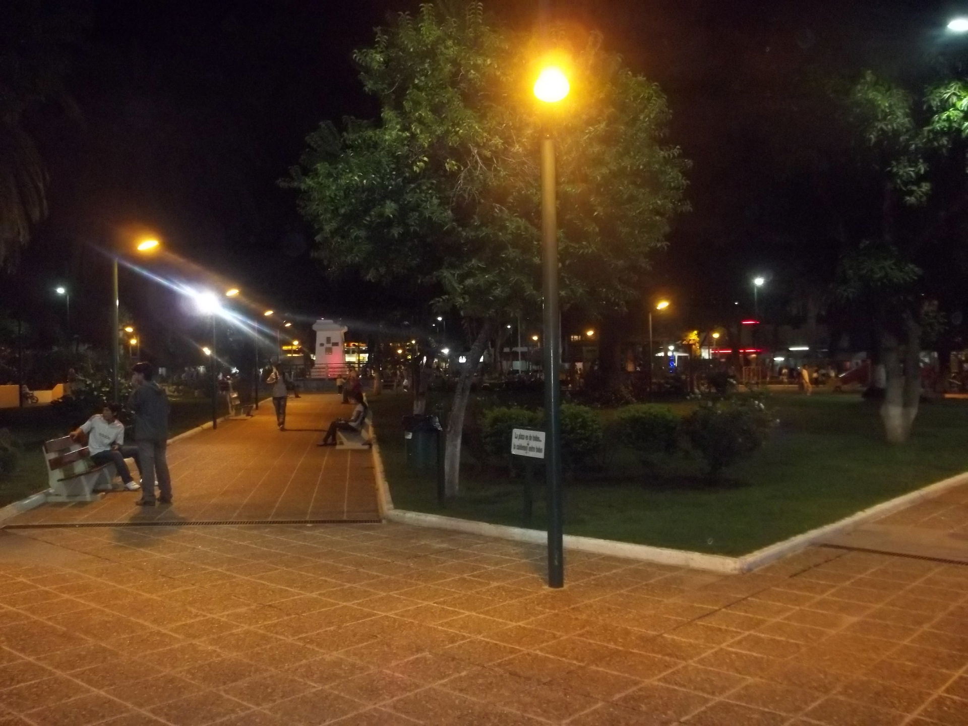 Plaza San Martín, la principal de la ciudad de Tartagal, Salta.