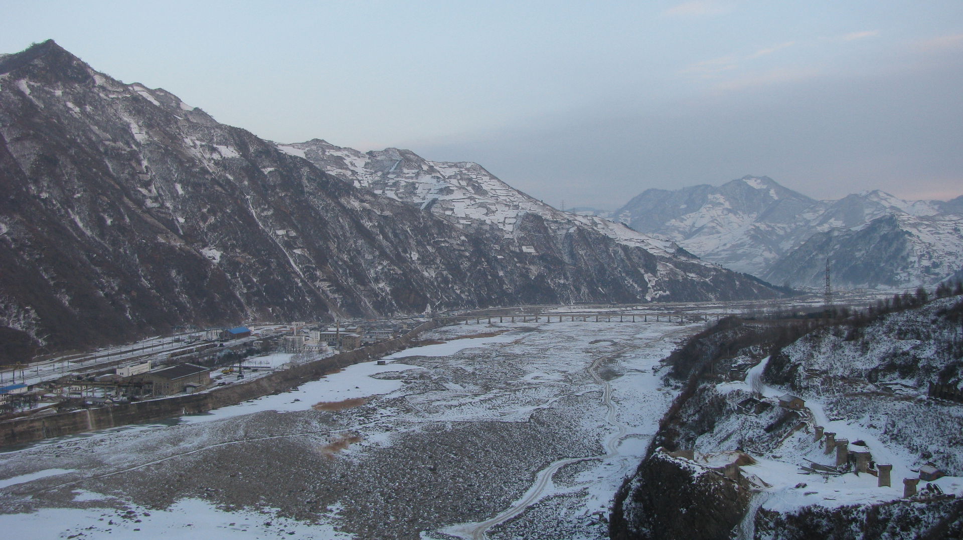 The Yalu River seen from the Yunfeng dam with a railway bridge …