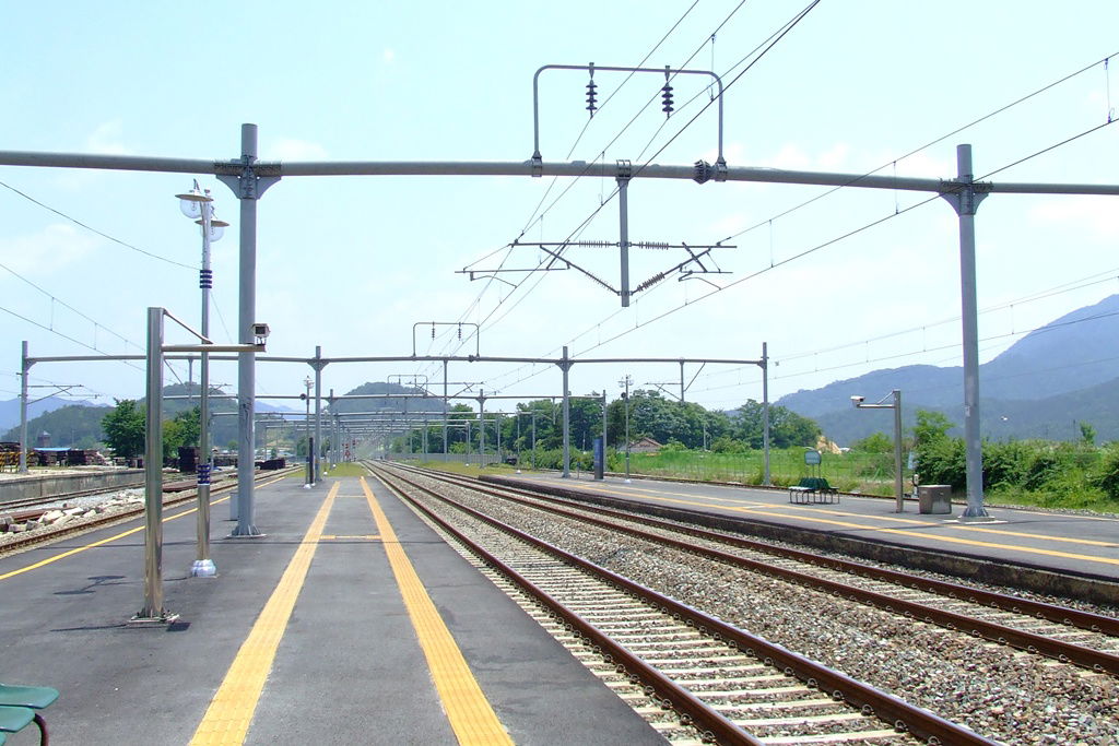 Platform of Gyeongbu Line, Iwon Station