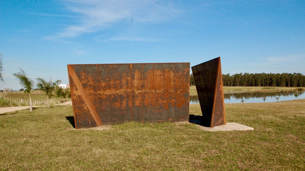 Knickung, 2014, Peter Schwickerath, Garzón, Uruguay. Walzstahl …
