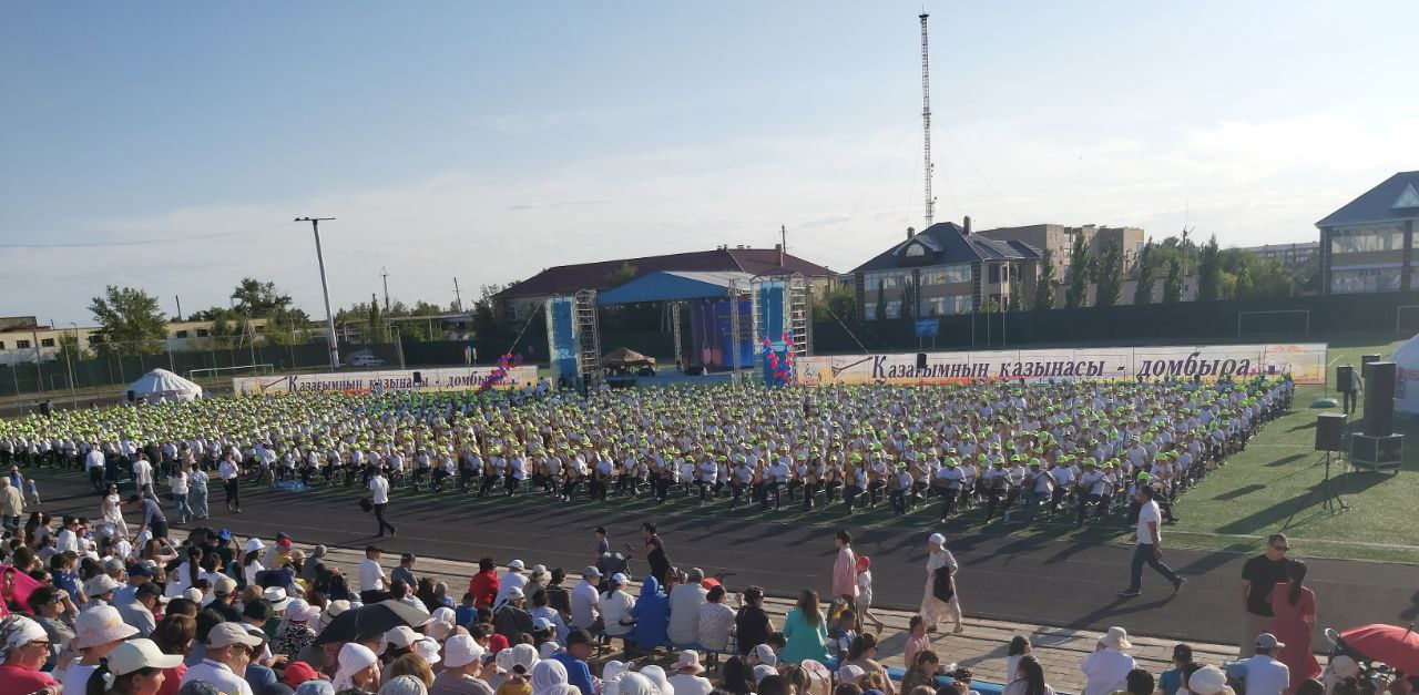 1,500 Dombyra (Dombıra) players perform in Arqalıq (Arkalyk, Ar…