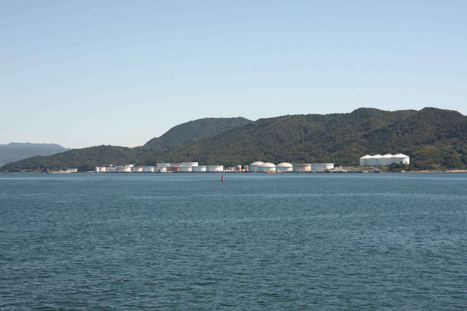 出光興産 徳山事業所 貯油設備 山口県周南市栗屋 スオーナダフェリーから撮影