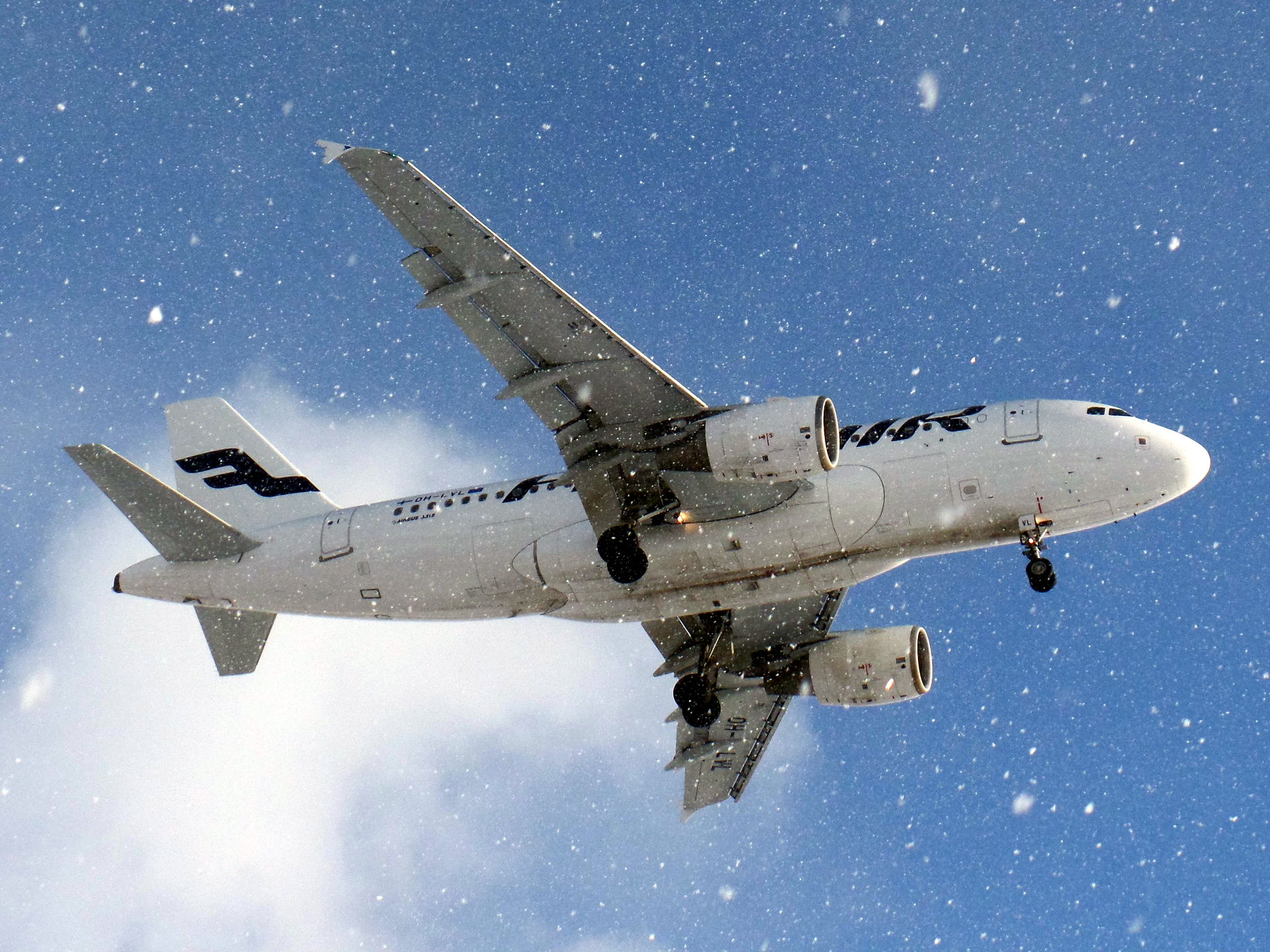 Finnair Airbus A319-112 OH-LVL landing at Helsinki-Vantaa Airpo…