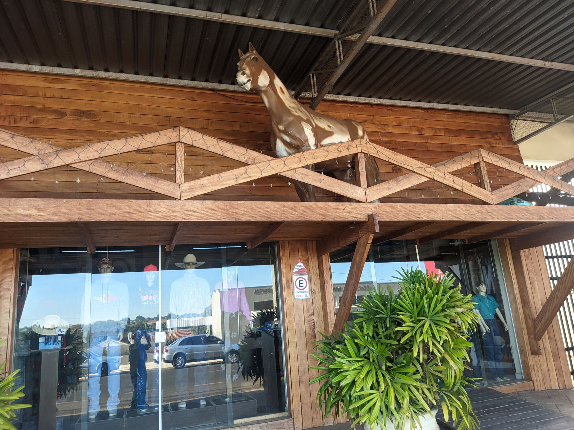 Escultura de um cavalo área comercial de Penápolis