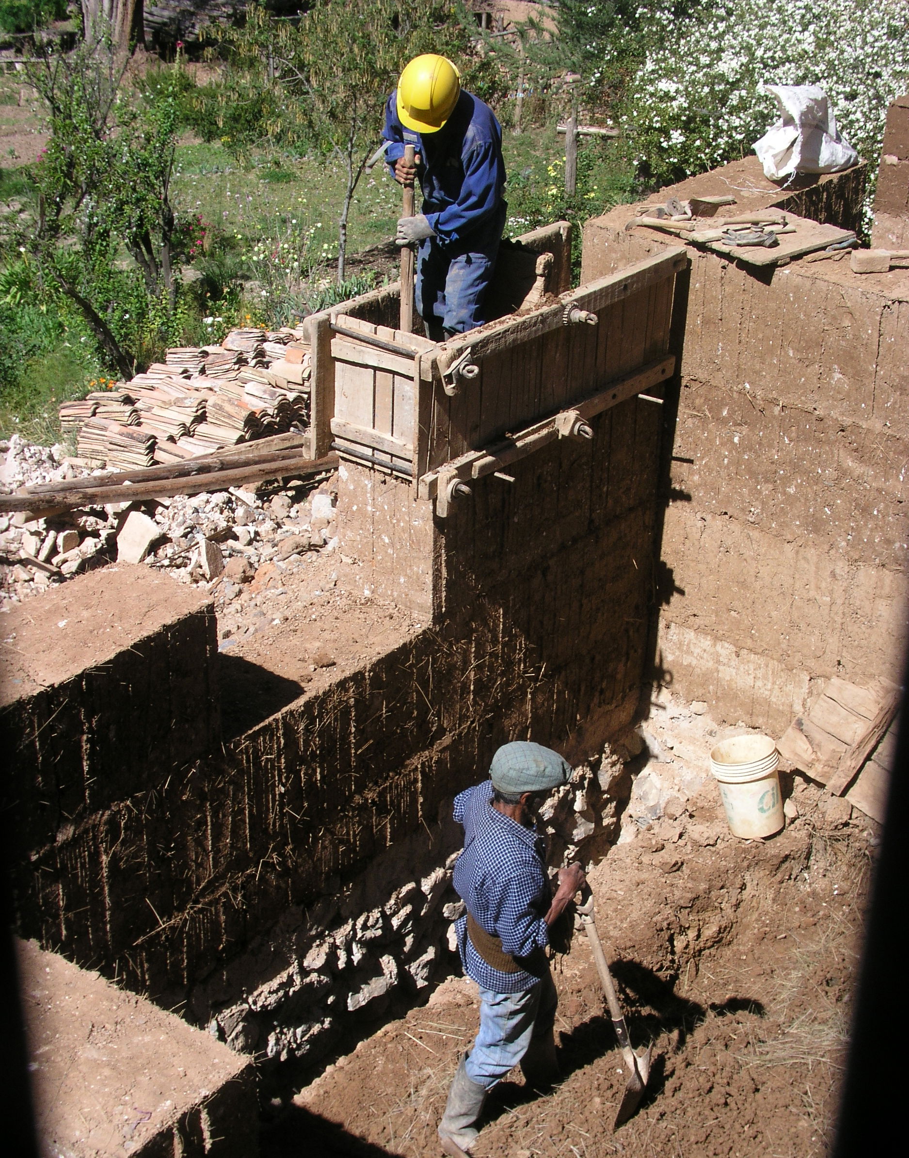 Construction d'un mur en pisé dans l'Hacienda Santa Maria, Tarm…