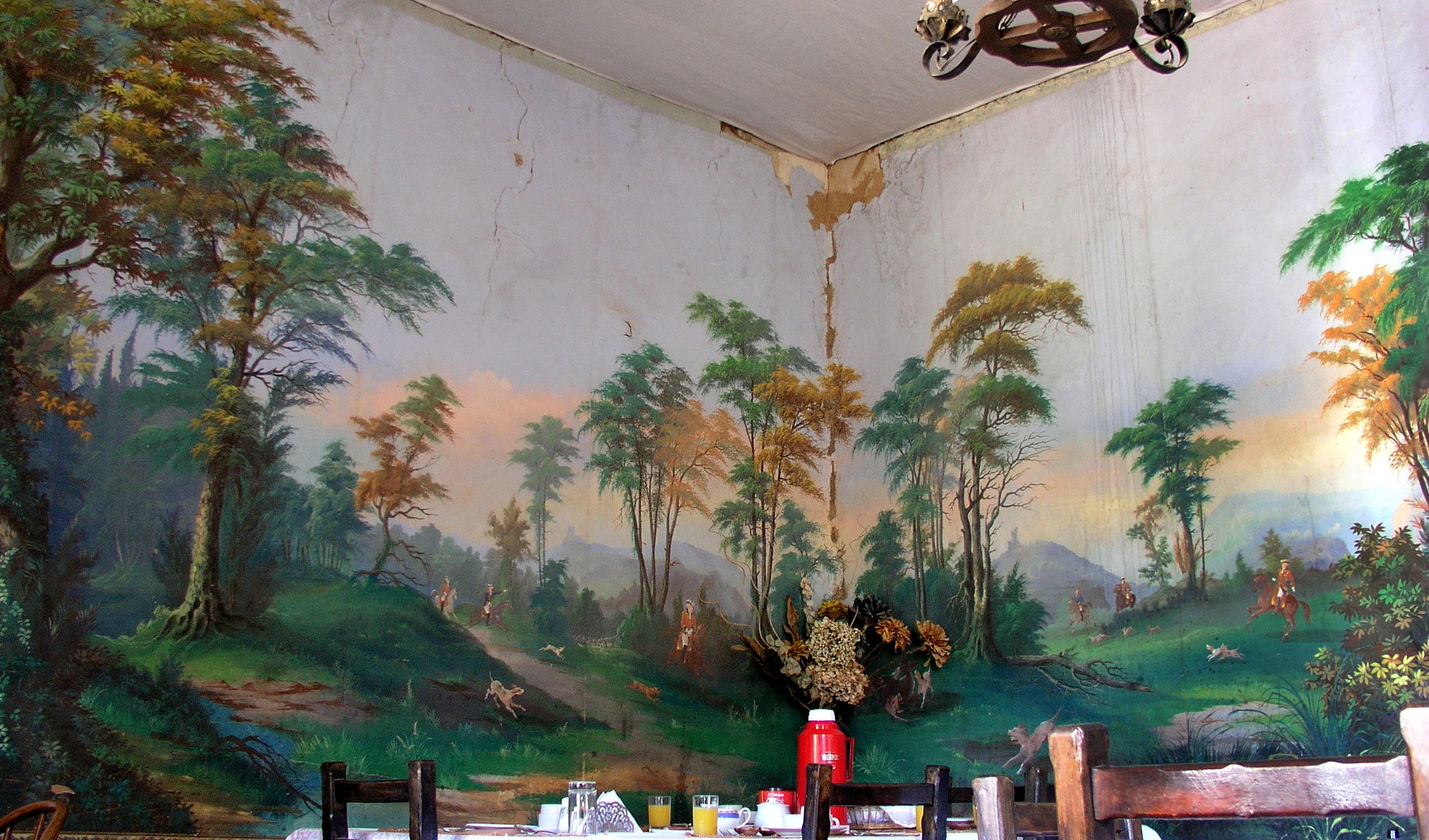 Papier peint ancien (fait en France) décorant les murs de l'Hac…