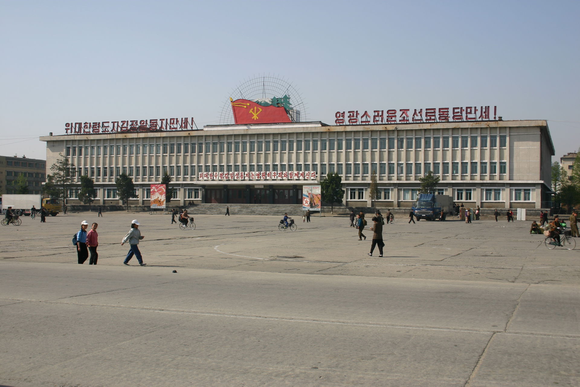 Wŏnsan - 원산시 - Central square - building