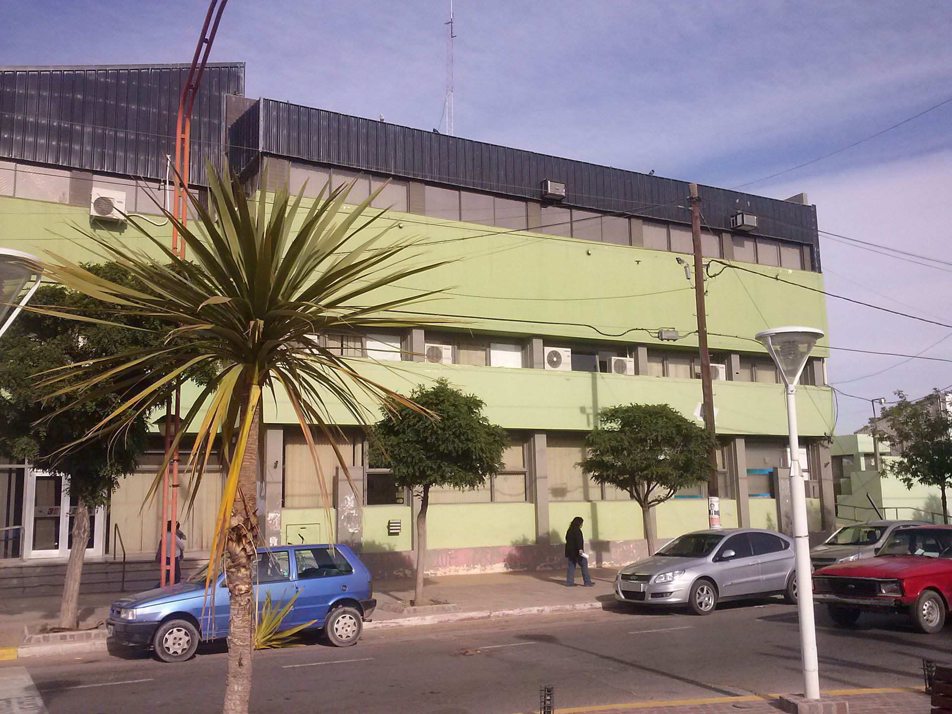 Sede de la municipalidad de Cutral Co vista desde la plaza