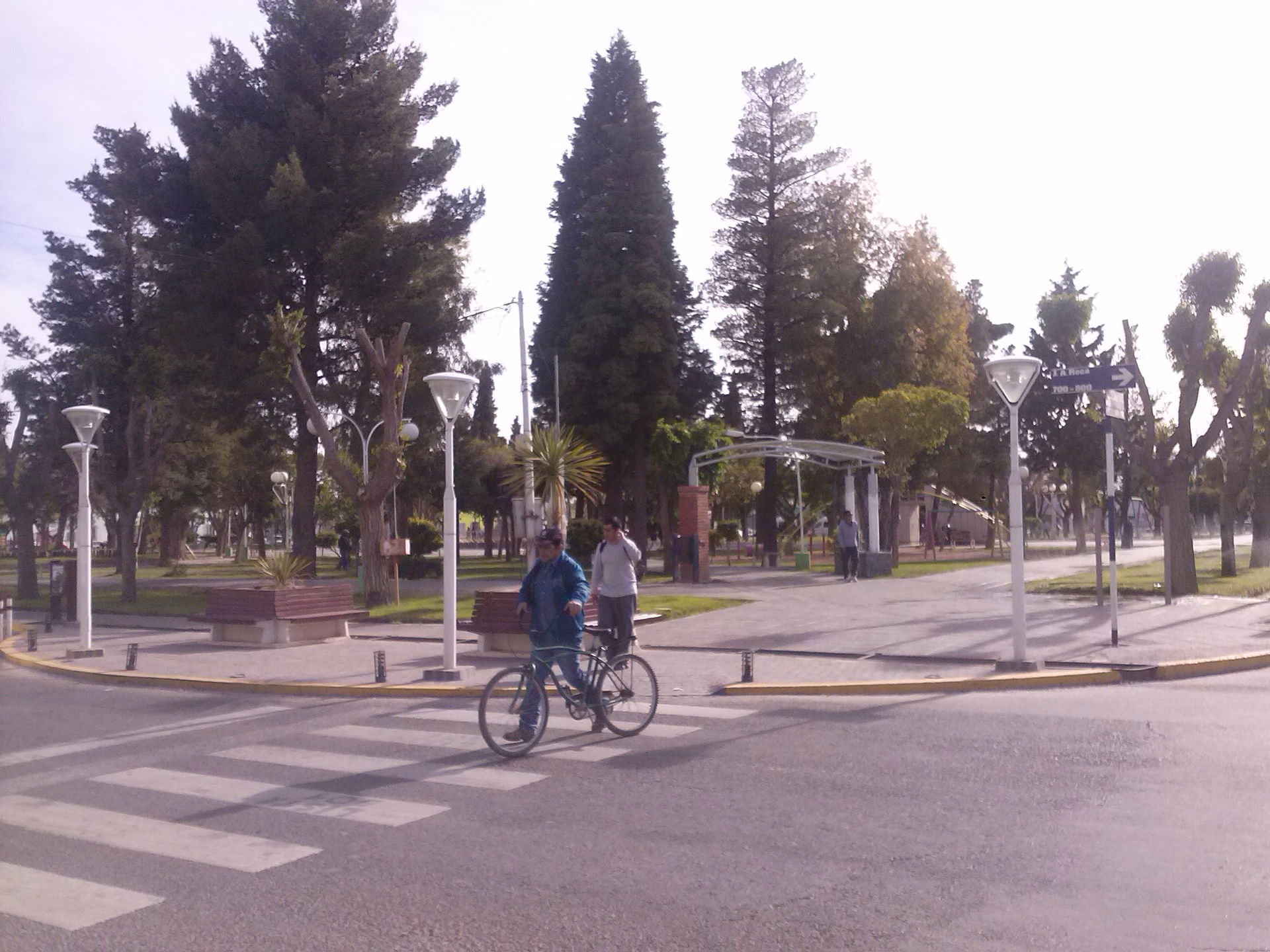 Plaza principal de Cutral Có vista desde la esquina de la Munic…
