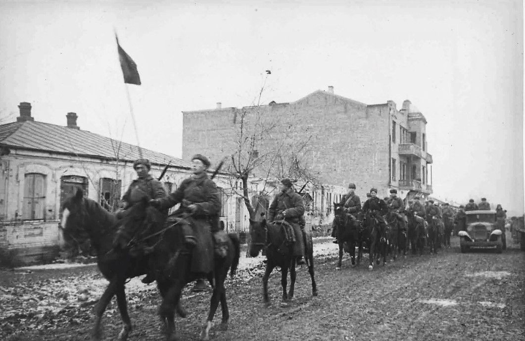 Части Красной армии входят в освобождённый Моздок