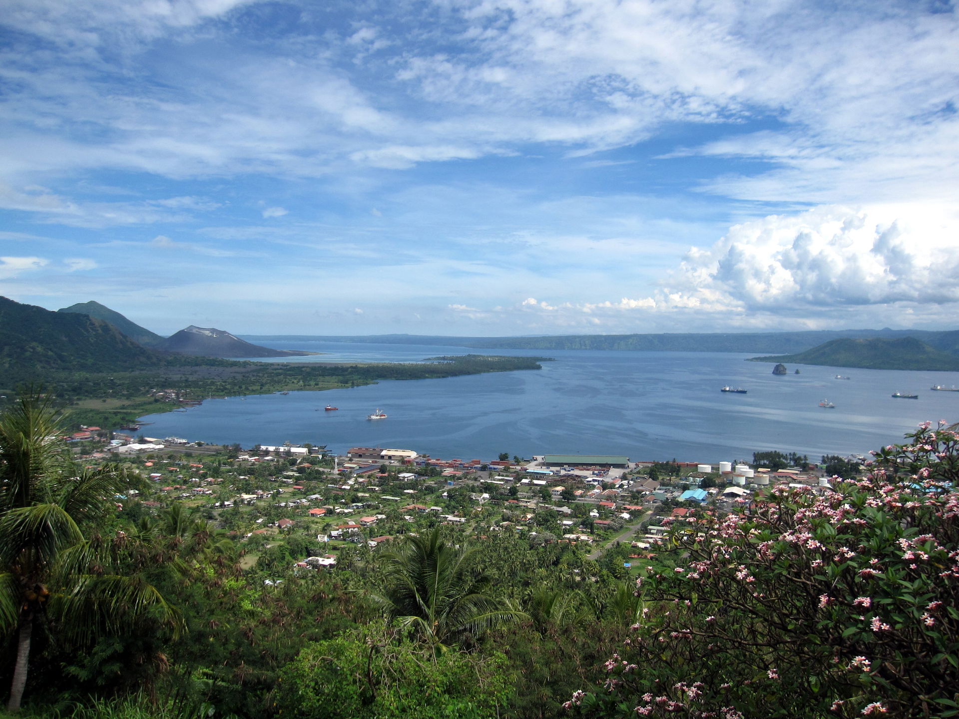 Rabaul from the Volcanology Observatory, the new town to the ri…