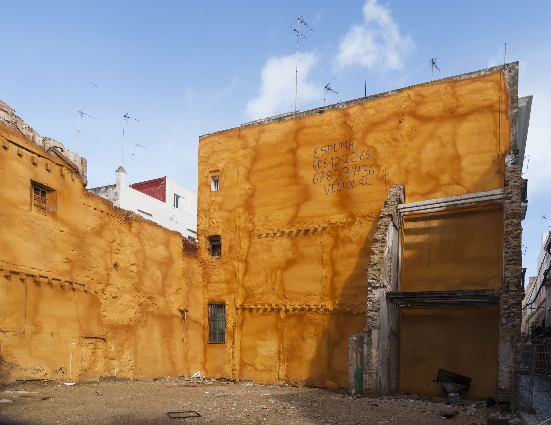 Cadiz, Spain: Colorful painted walls in oldtown Cadiz (Calle En…