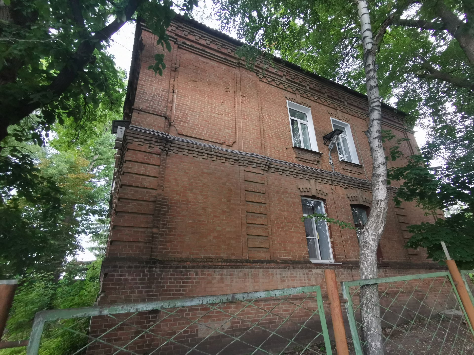 Здание на улице Октябрьская в Валуйках около ликеро-водочного з…