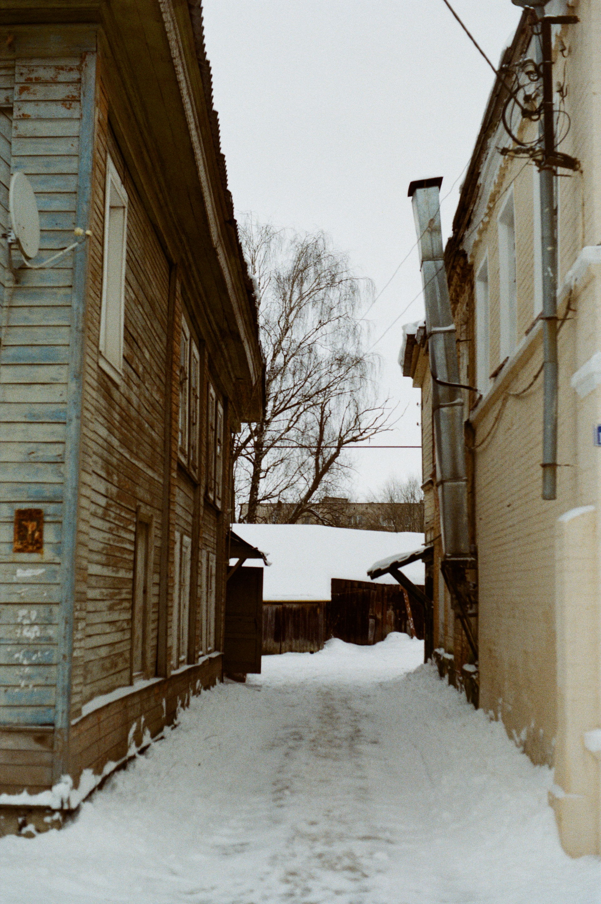Рядовая застройка в Бежецке. 
Kodak Proimage 100