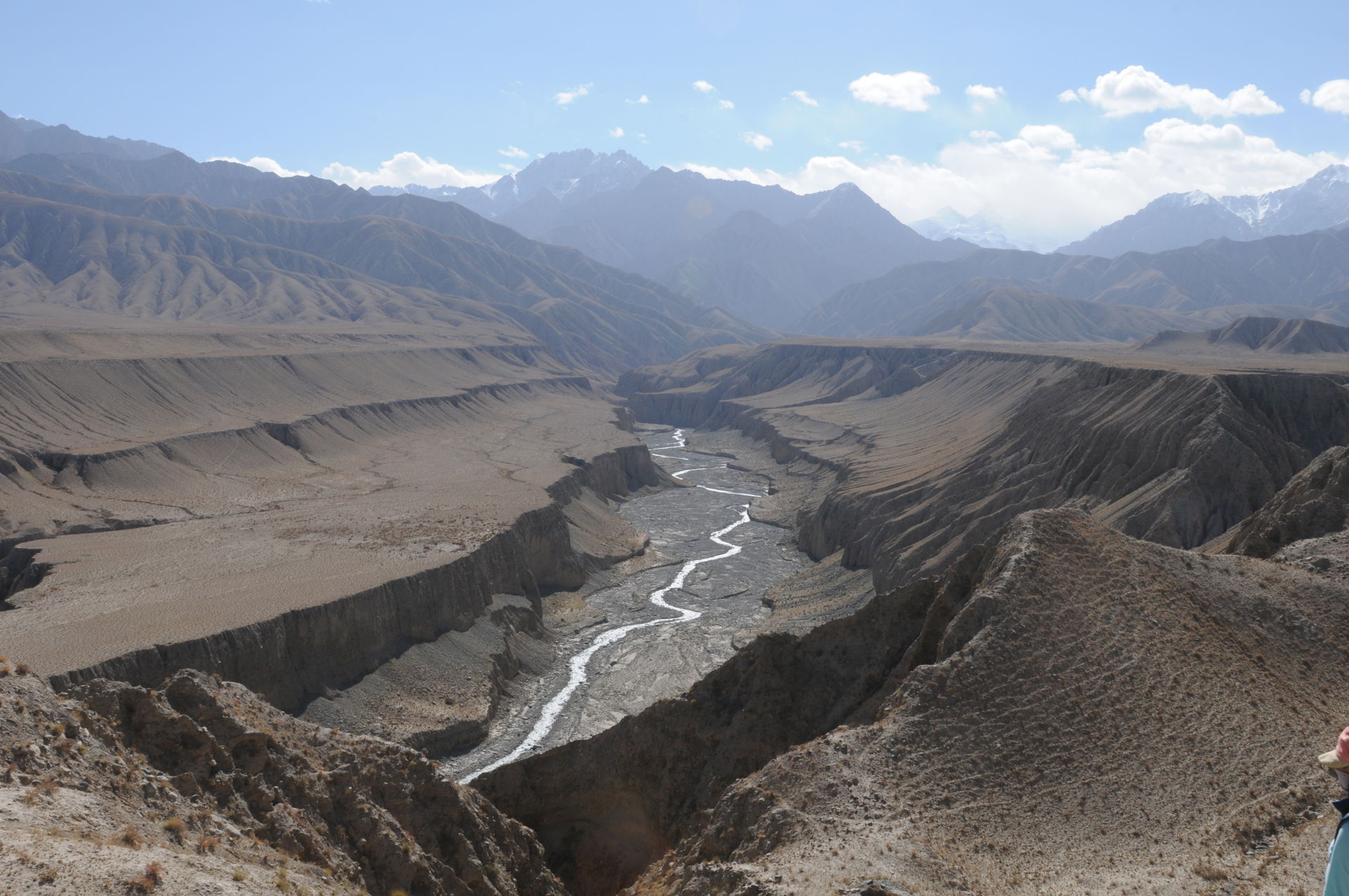 Large footprints adventure Rescue!  China Xinjiang Urumqi Welco…