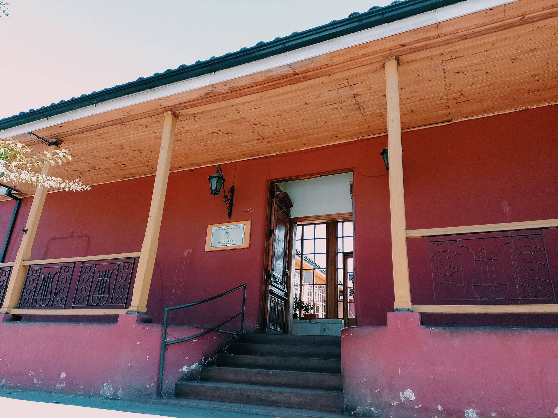 Frontis de casona patrimonial, reconocida como la Casa de la Cu…