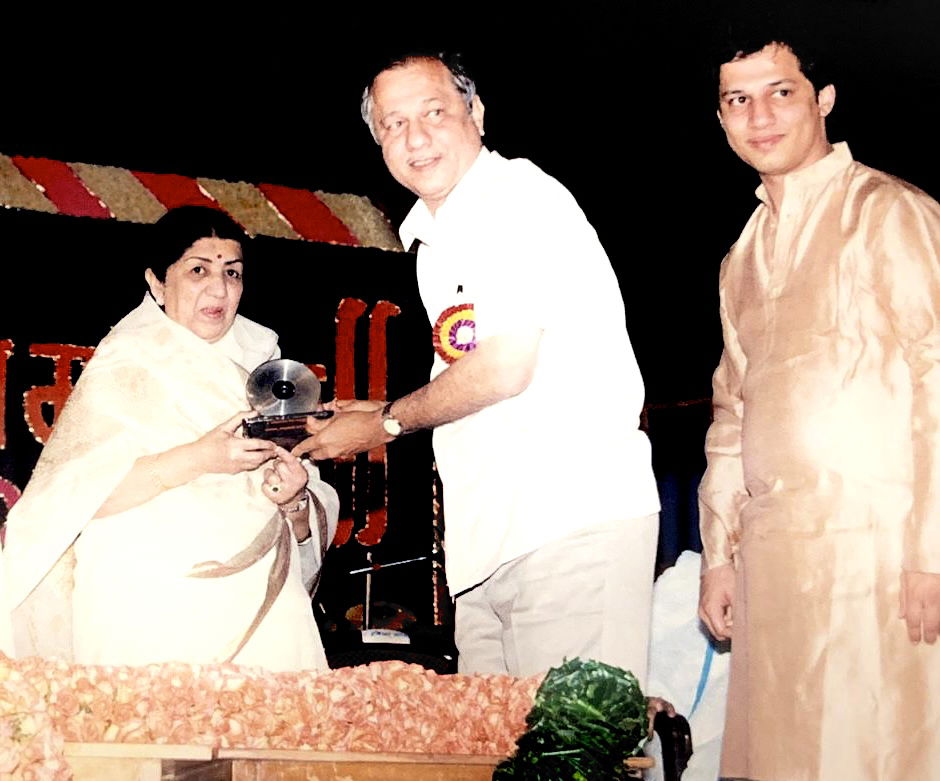 Dnyaneshwar Agashe and Mandar Agashe felicitate Lata Mangeshkar.