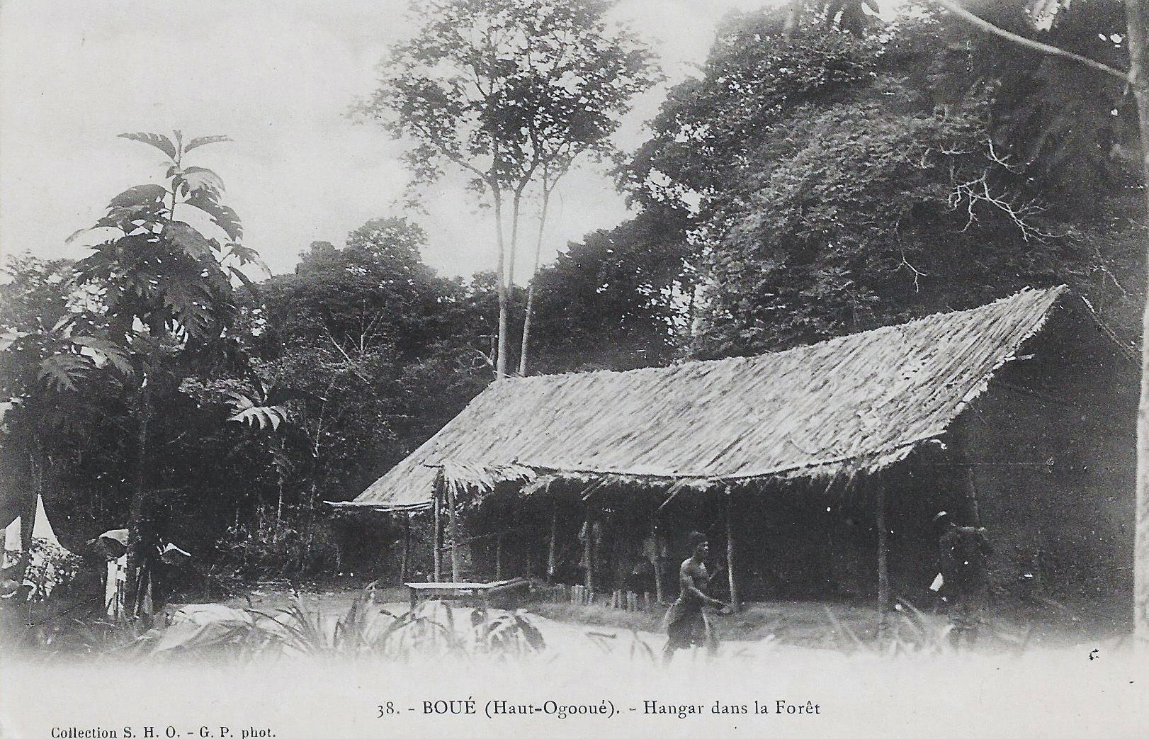 * Boué (Haut-Ogooué). Hangar dans la forêt.
Collection S.H.O. …