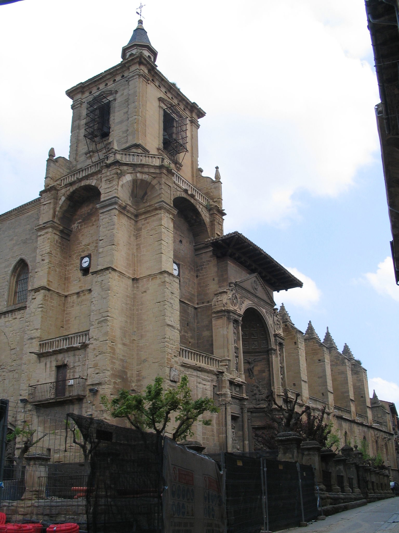 Main church in Viana, Navarra
This is a photo of a monume…